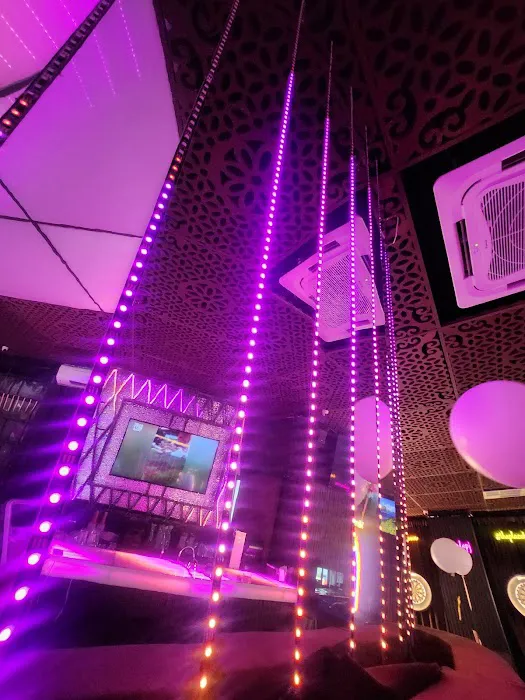 Mirrors by Visuals Bar & Restaurant Picture 1