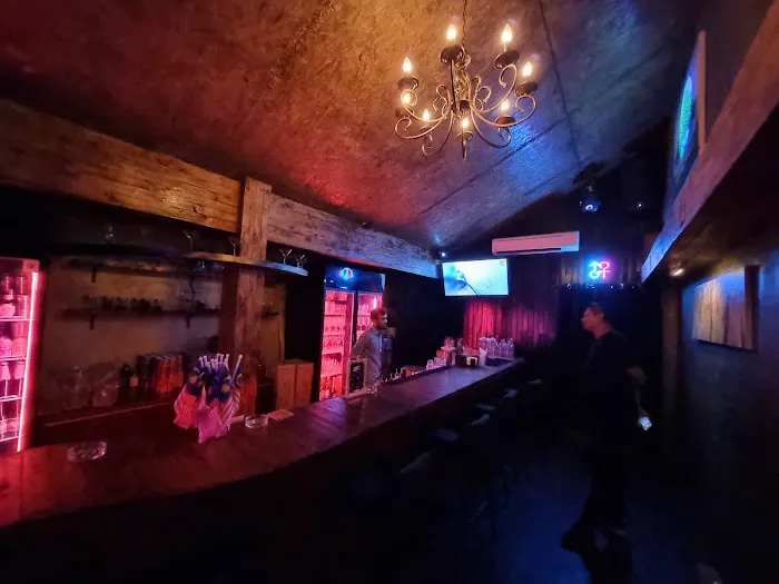 Mirrors by Visuals Bar & Restaurant Picture 2