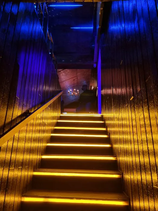 Mirrors by Visuals Bar & Restaurant Picture 9