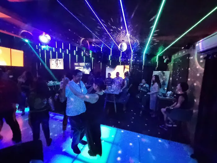 Mirrors by Visuals Bar & Restaurant Picture 4