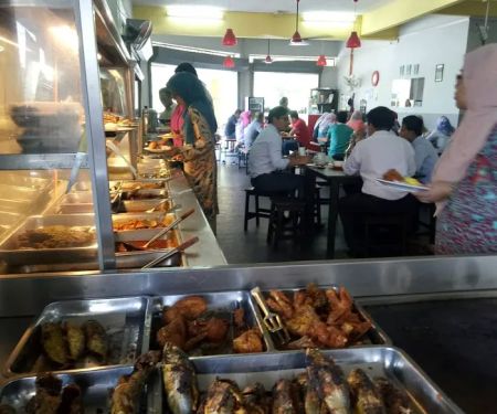 Restoran Fenomena Nasi Ulam Ayam Kampung