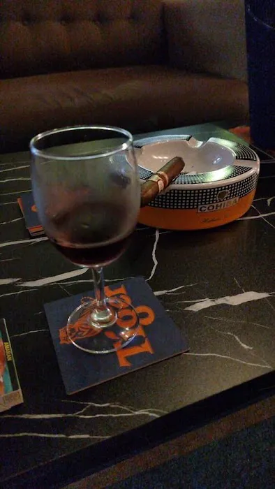 Halftime Sports Bar & Cigar Lounge Picture 7