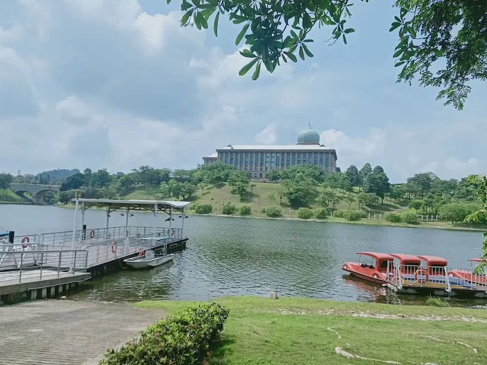 Perdana Lakeview sunrise lookout Picture 1