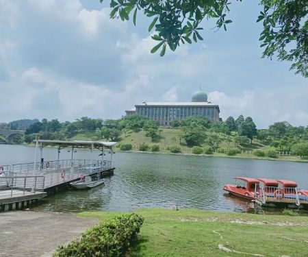 Perdana Lakeview sunrise lookout
