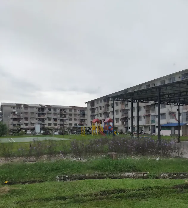 Padang & Playground Old Flat (Flat Ikan) Picture 1