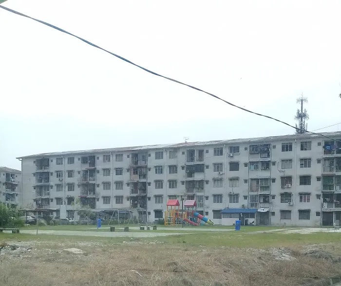 Padang & Playground Old Flat (Flat Ikan) Picture 3