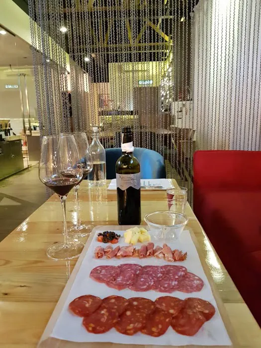 S.A.M Glary Wine Bar Picture 2