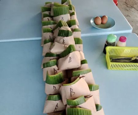 Warung kayu mamak roti canai & nasi lemak bungkus