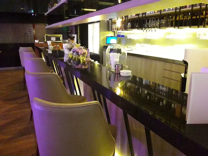 Zen Bar @ the zenith hotel Picture 3