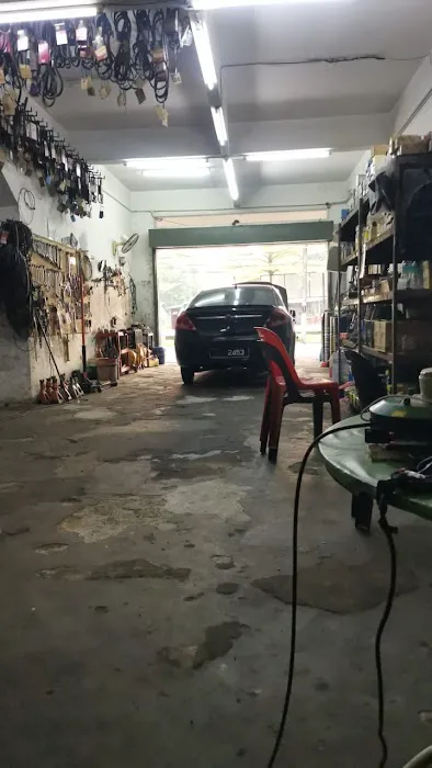 My Vtech insurance and towing &workshop Picture 7