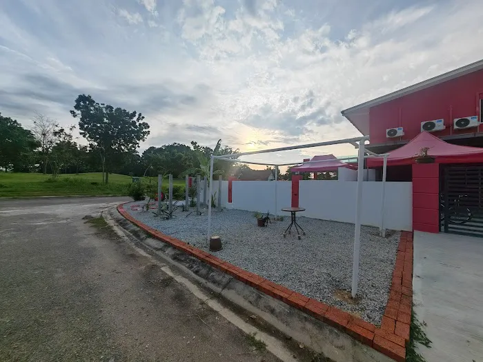 MY RED HOUSE Picture 2