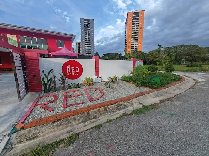 MY RED HOUSE Picture 5