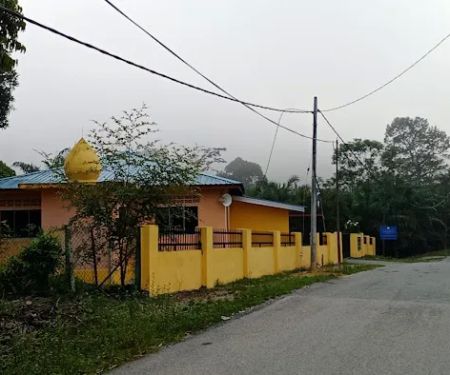 Surau Kampung Chemomoi.