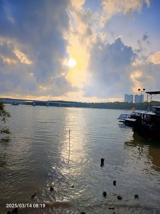 Esplanade Kuantan (River side walking and fishing) Picture 1