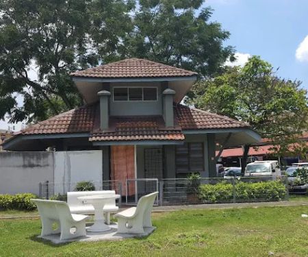 Surau depan Medan Selera USJ7