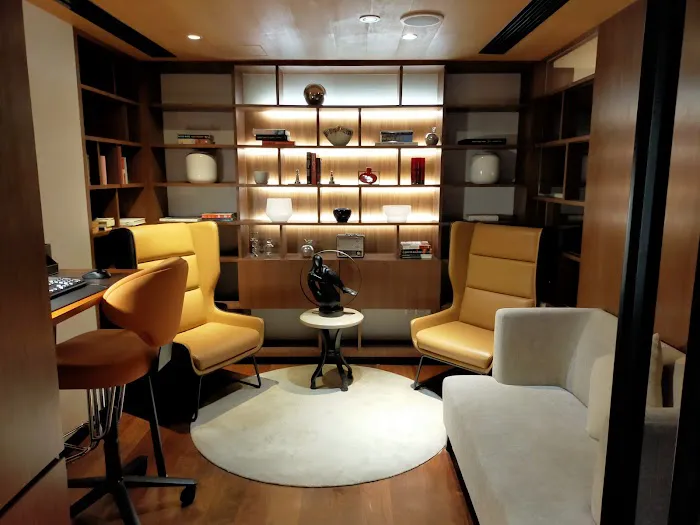 R Club Lounge Picture 1