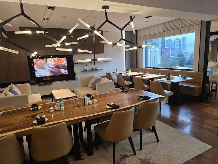 R Club Lounge Picture 2