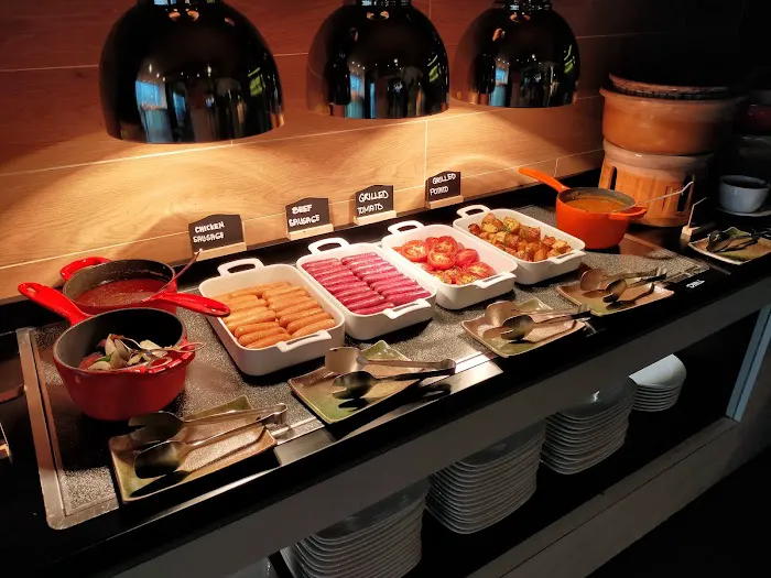 R Club Lounge Picture 4