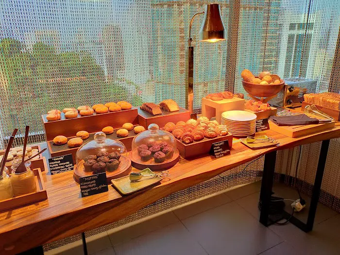 R Club Lounge Picture 8