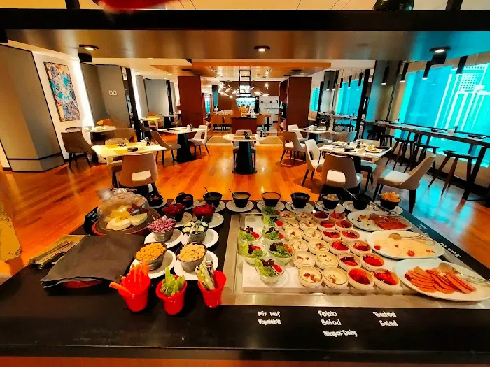 R Club Lounge Picture 6