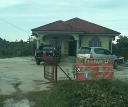 Homestay tanah merah