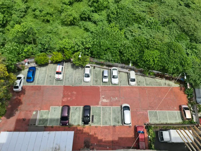 Crystal Lodge Car Park Picture 3