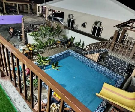Laman & Pool Homestay Meru