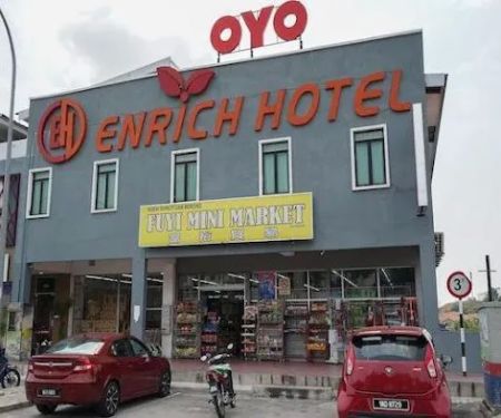 OYO 43958 Enrich Hotel