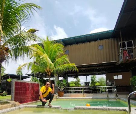 Kontena Homestay dan Kafe Dengkil