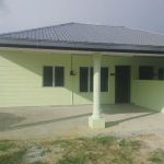 Rumah atas bukit warna hijau