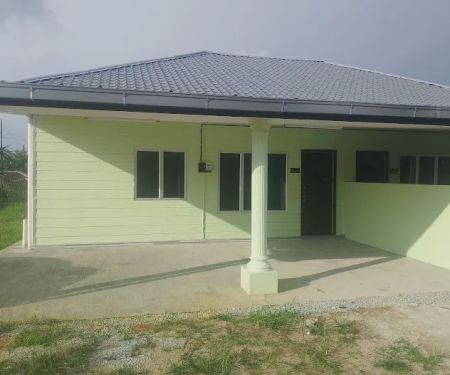Rumah atas bukit warna hijau