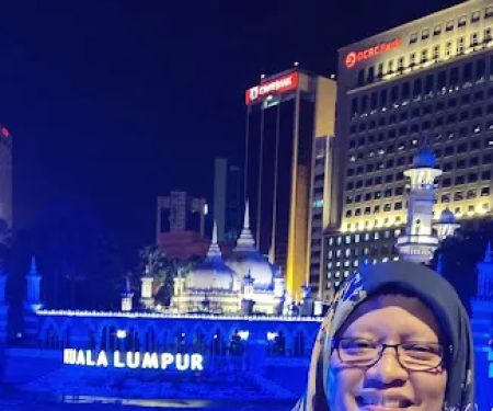 Shah gombak wife