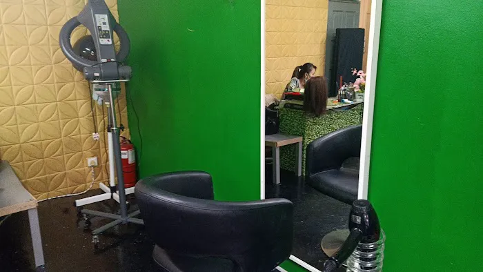 Mrs unisex hair saloon Picture 3