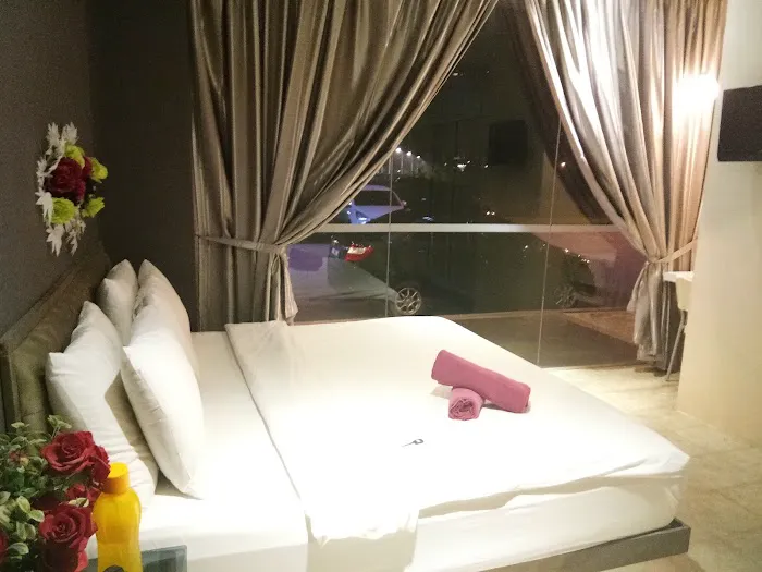Hotel 77 Picture 3