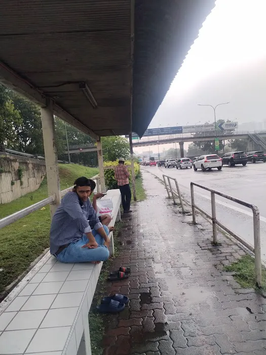 Batu tiga bus stop Picture 2