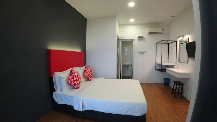The Red Hotel Picture 3
