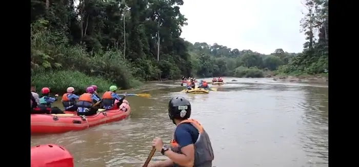 Whitewater Rafting Jeram besu Picture 1