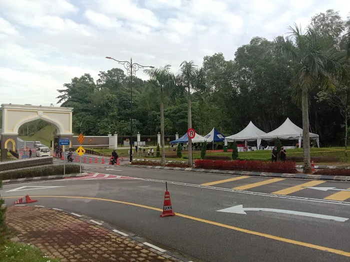 Gate 2 of National Palace Picture 5