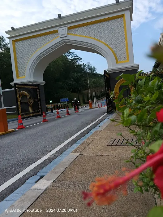 Gate 2 of National Palace Picture 9