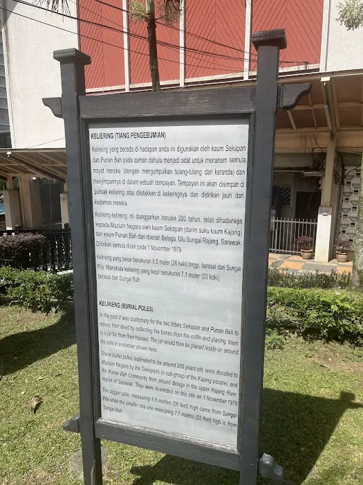 Kelirieng burial poles Picture 2