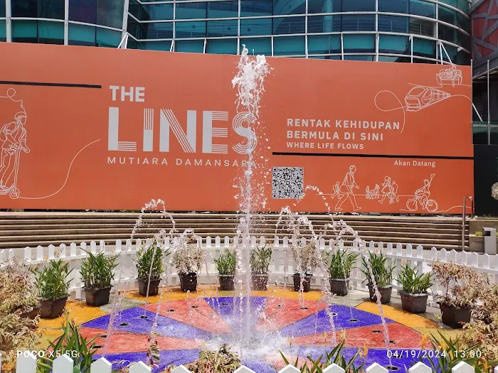 The Curve Water Fountain Picture 1