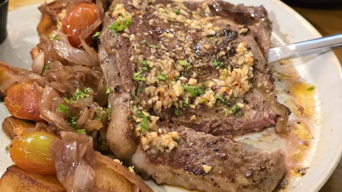 Reuben's Restaurant & Bar • Ativo Plaza Picture 5