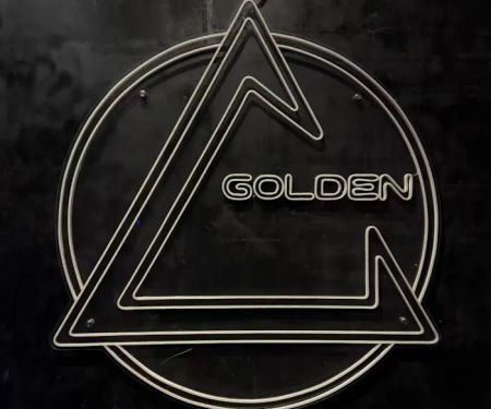 V GOLDEN CAFE 金三角