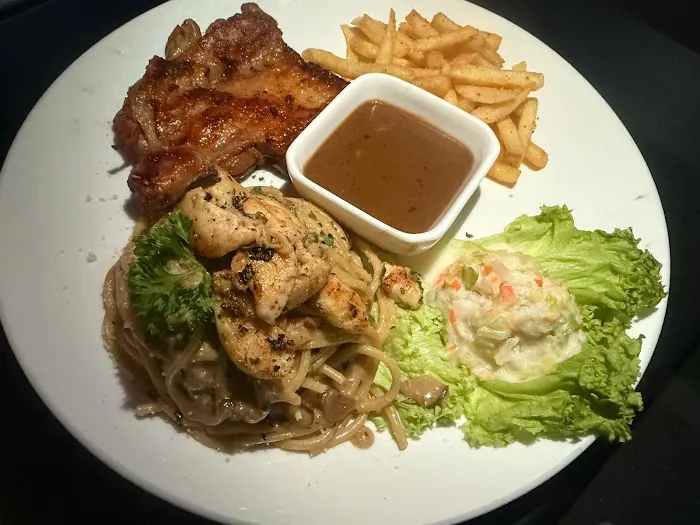 V GOLDEN CAFE 金三角 Picture 6