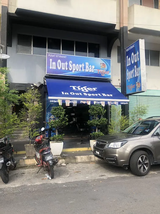 In Out Sports Bar Picture 5