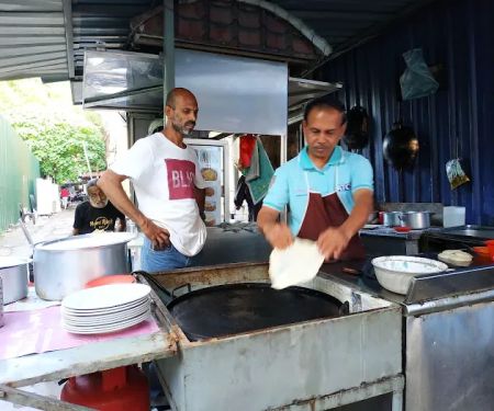 Angkringan Mamak Roti Canai, Mi dan Nasi Goreng