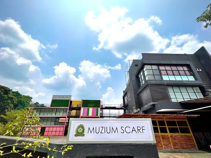 Muzium Scarf Picture 1