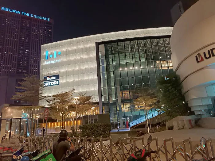 WOW Plaza (South entrance) Picture 6