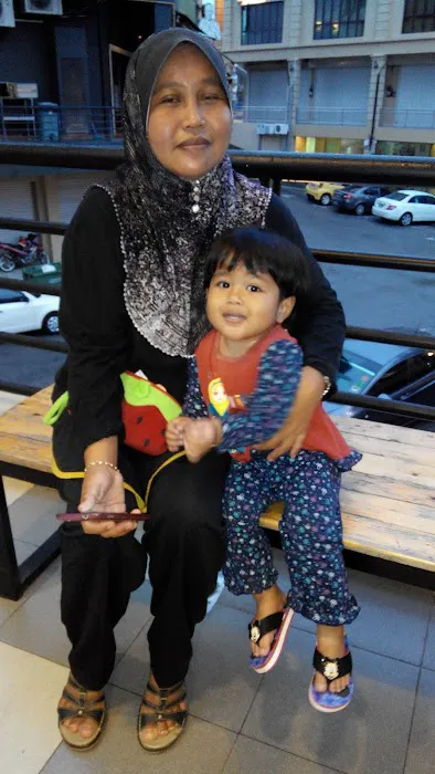 De'Xandra / Eskayvie Temerloh Picture 3
