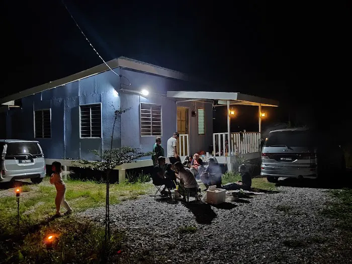 Blue cottage Picture 1